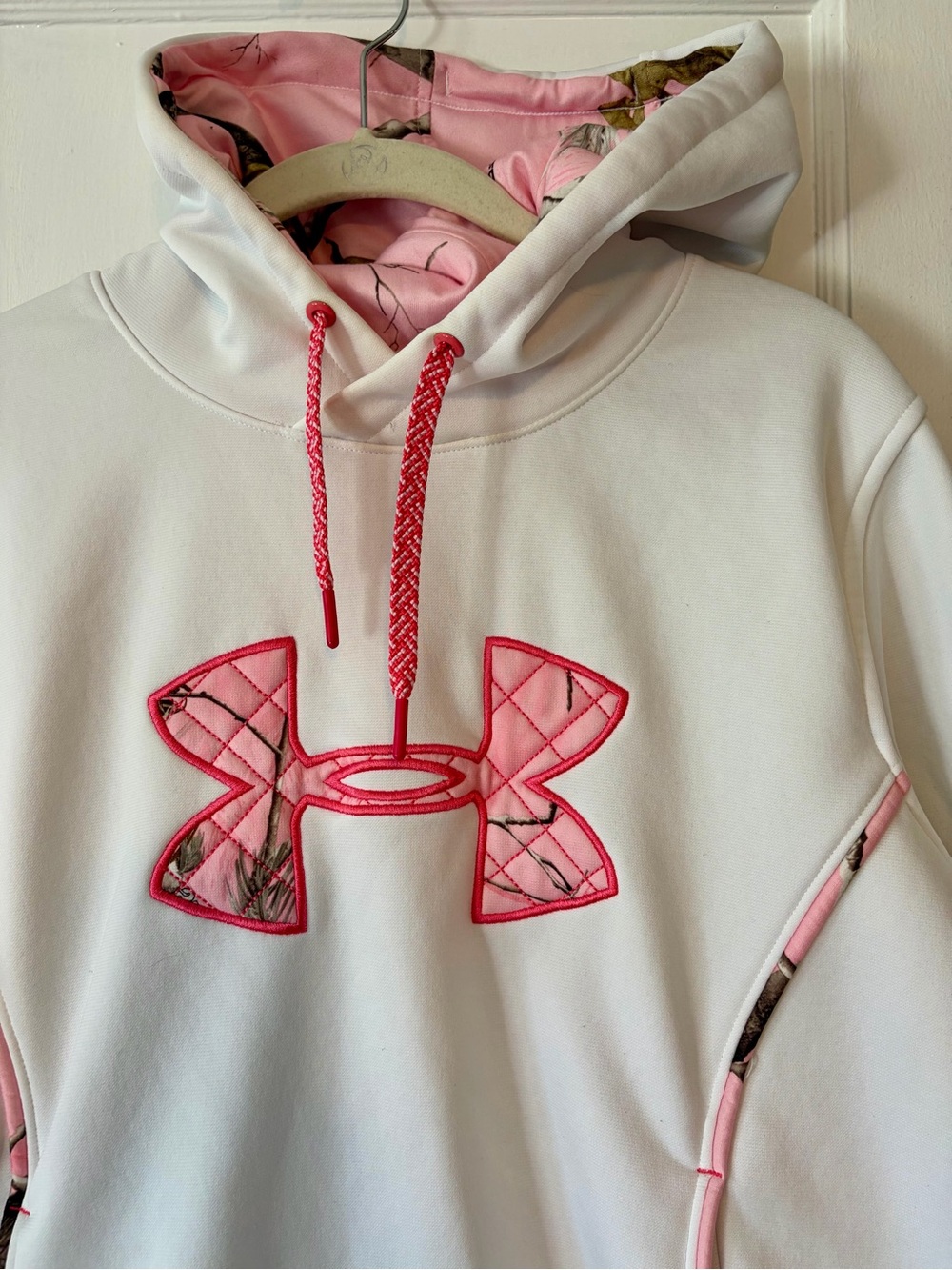 Large Under Armour Women’s White & Pink Camo Hoodie – Size